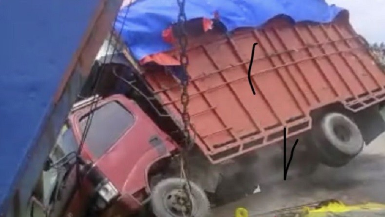 Warga Kumpulkan Barang dari Muatan Truk yang Jatuh di Dermagaa Meulaboh
