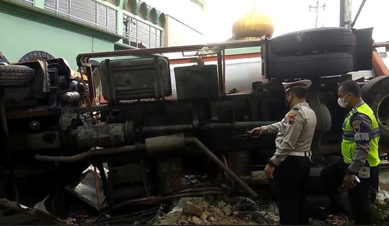 Truk Tabrak Pagar Masjid Agung Kendal, Tukang Becak Ini Selamat saat Hendak Salat Subuh
