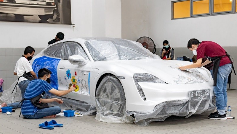 Mobil Listrik Porsche Taycan Seharga Rp2,85 miliar Jadi Kanvas Lukisan Anak-Anak