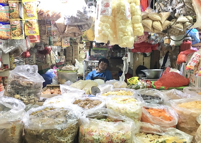 Pedagang Ini Harus Keliling Agen untuk Dapatkan Minyak Goreng Curah