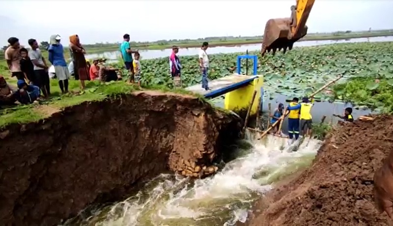 Tanggul Waduk Rancang Kencono Lamongan Jebol, Permukiman Warga Terendam Banjir 
