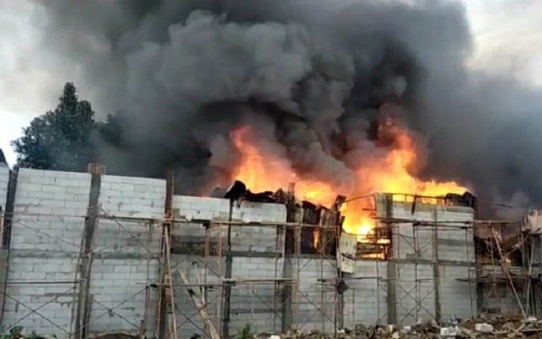 Lapak Pemulung di Kembangan Terbakar, 13 Unit Mobil Pemadam Diterjunkan