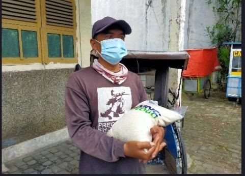 Pengayuh Becak di Bogor Bersyukur Dapat Bantuan dari MNC Peduli