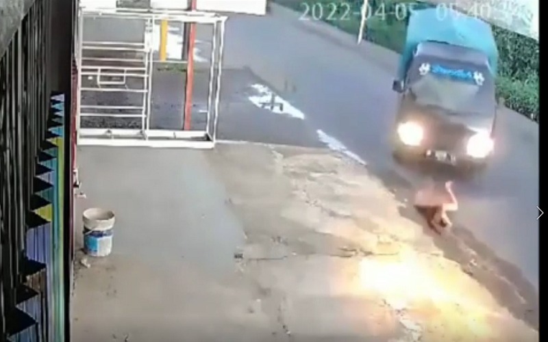 Lepas dari Pengawasan, Bocah 7 Tahun Terpental Tertabrak Mobil 