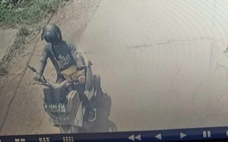 Terekam CCTV, Pelaku Curanmor Sikat Motor Guru di Cipayung Depok 