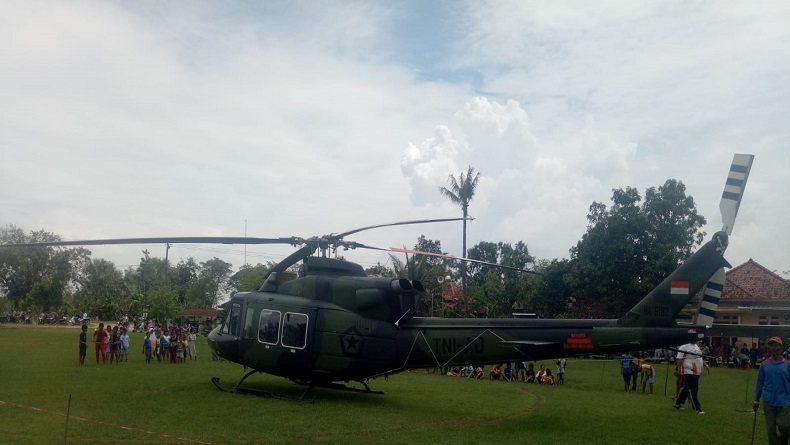 Helikopter TNI AD Mendarat Darurat di Indramayu Diduga akibat Gangguan Hydraulic, 4 Kru Selamat