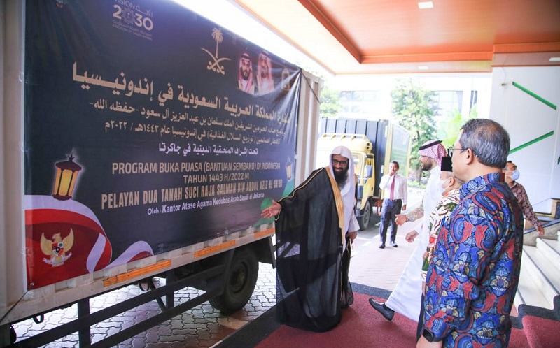 Arab Saudi Hibahkan 1 Ton Kurma hingga 3.000 Al-Quran untuk Indonesia
