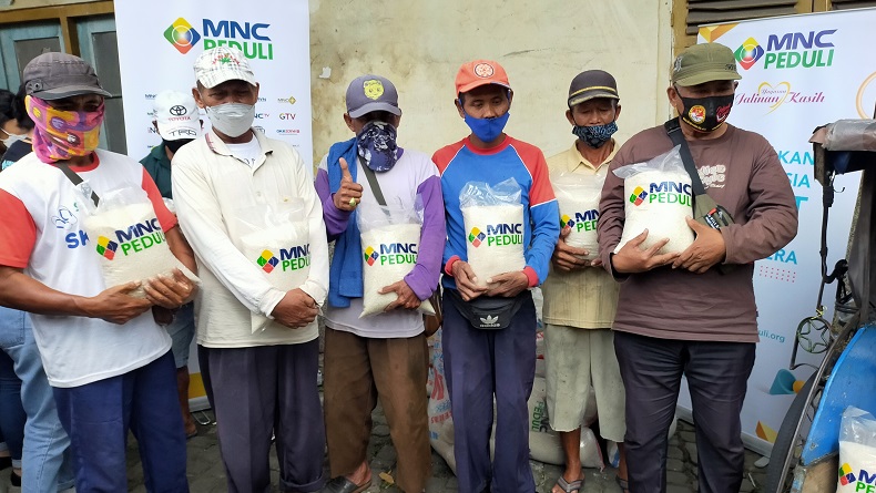 Bagi Paket Beras ke Penarik Becak di Bogor, MNC Peduli: Harapannya Bisa Ringankan Beban Sehari-Hari