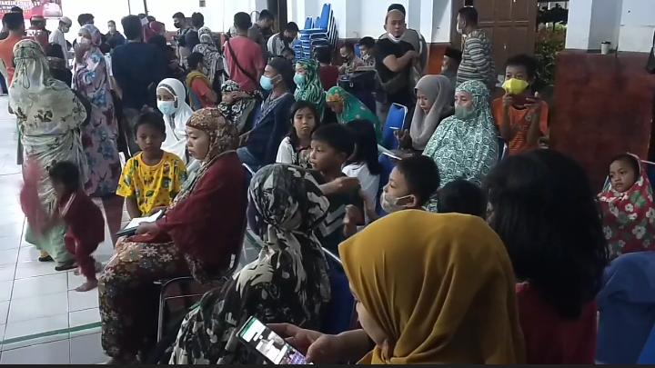 Demi Mudik Lebaran, Warga Parepare Rela Antre Vaksinasi Booster Usai Salat Tarawih