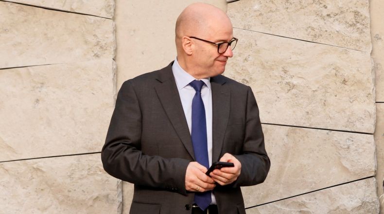 Menhan Norwegia Mundur Setelah Skandal Seks dengan Siswi SMA Terbongkar