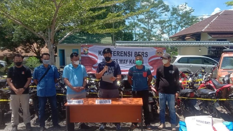 Gerebek Judi Sabung Ayam di Way Kanan, Pelaku Kabur Kocar-kacir Tinggalkan Motor