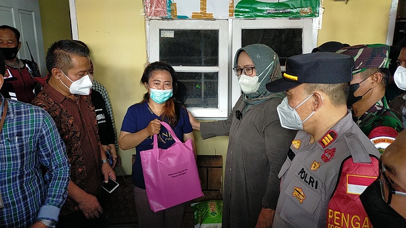 Kunjungi Bocah yang Disetrika Ayah Tiri, Bupati Bogor: Ini Urusan Kita Semua