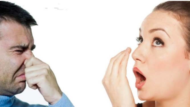 5 Cara Menghilangkan Bau Mulut, Rutin Pakai Benang Gigi hingga Menyikat Lidah  