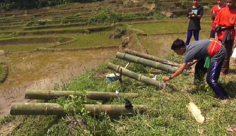 Ngabuburit ala Bocah Perdesaan Subang, Serunya Mainkan Meriam Bambu 