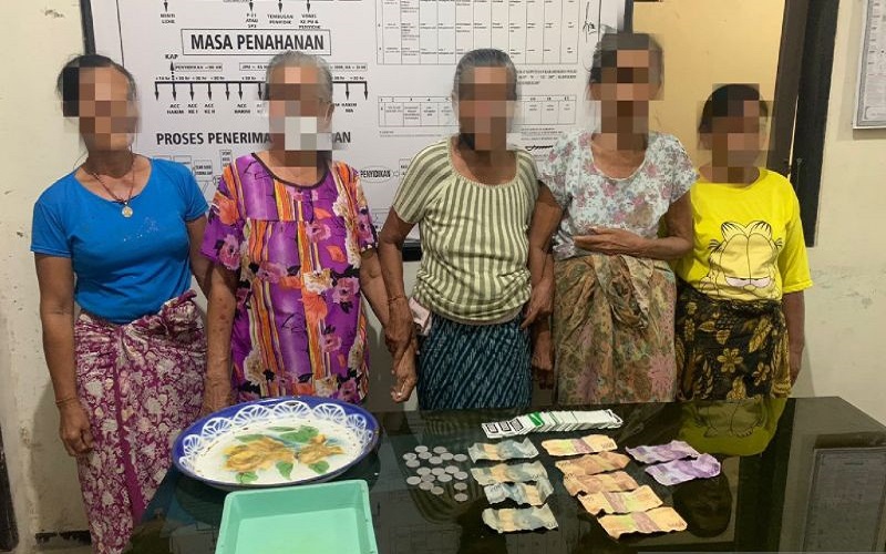 Kumpul Bareng, 5 Nenek-Nenek Ini Ternyata Asyik Main Judi Ceki