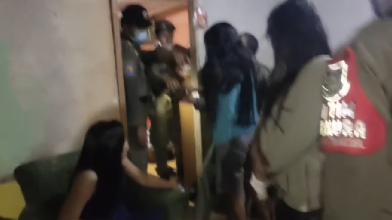 23 PSK dan Miras Diamankan dalam Razia Bedeng Liar di Tangsel, Sempat Ada Perlawanan