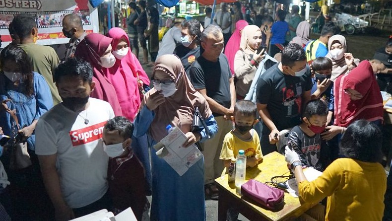 Ratusan Warga Gorontalo Antusias Ikut Vaksinasi Covid-19 di Malam Hari