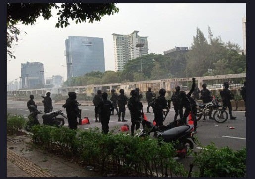 Amankan Pendemo Rusuh di DPR, 2 Polisi Terluka