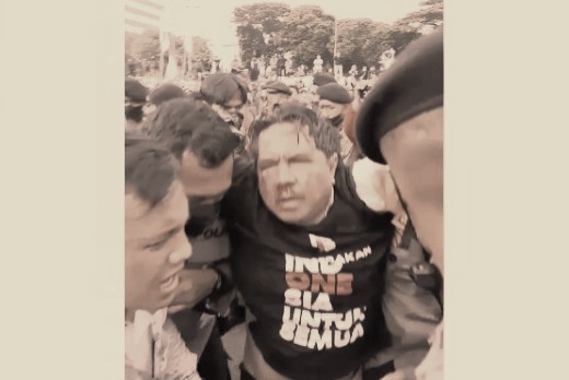 Demo Ricuh di DPR, Ade Armando Babak Belur Dihajar Massa dan Dilucuti Celananya