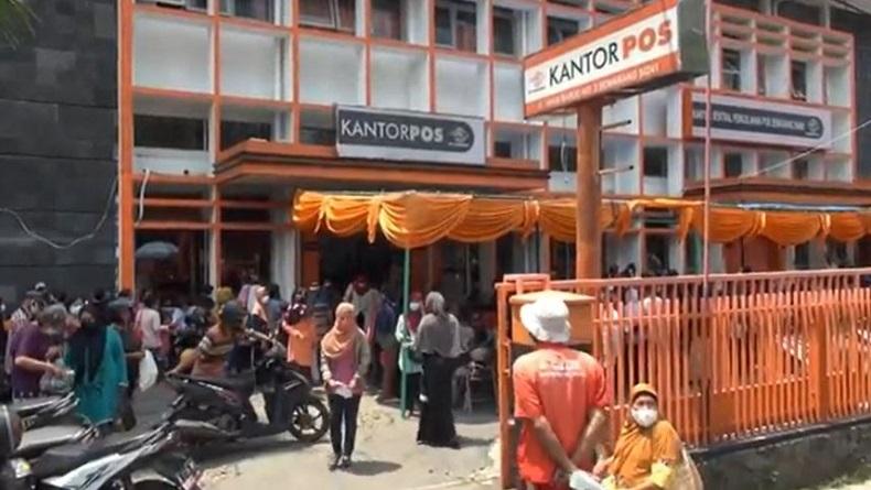 Ratusan Warga di Semarang Antre Ambil BLT Minyak Goreng