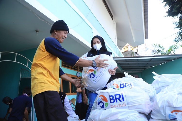 BRI Group Bagikan 80.000 Paket Sembako ke Panti Asuhan dan Panti Werdha serta Masyarakat Umum