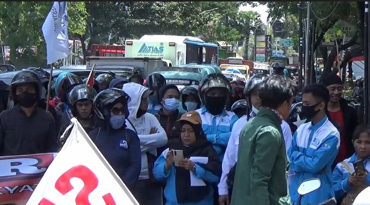 Aksi Jalan Kaki Mahasiswa dan Buruh Diadang Polisi, Lalu Lintas di Depan Mapolda Sulsel Macet Parah