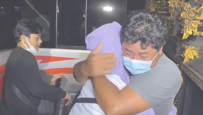 Tangis Haru Keluarga Pecah Sambut Kedatangan 11 PMI Telantar di Turki