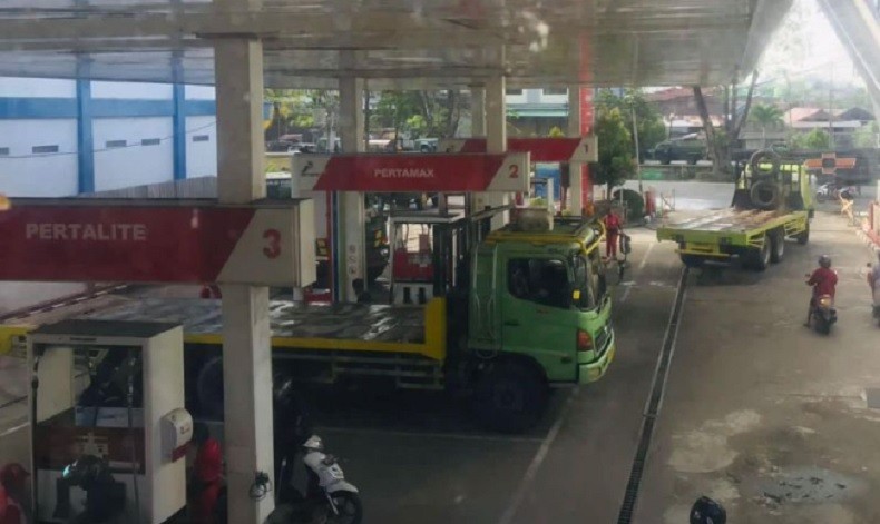 Solar Langka di Sejumlah Daerah, Antrean di SPBU Bisa Sampai 2 Hari 