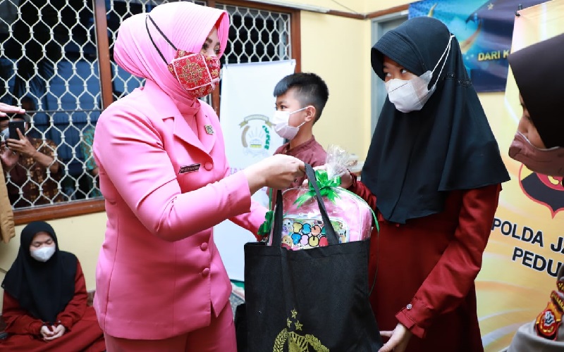 Anak Yatim Piatu di Bandung Semringah Dapat Paket Sembako dari Bhayangkari Polda Jabar