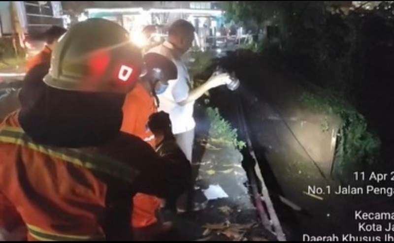 Bantaran Kali Ciliwung di Pancoran Longsor, 4 Motor Tertimbun