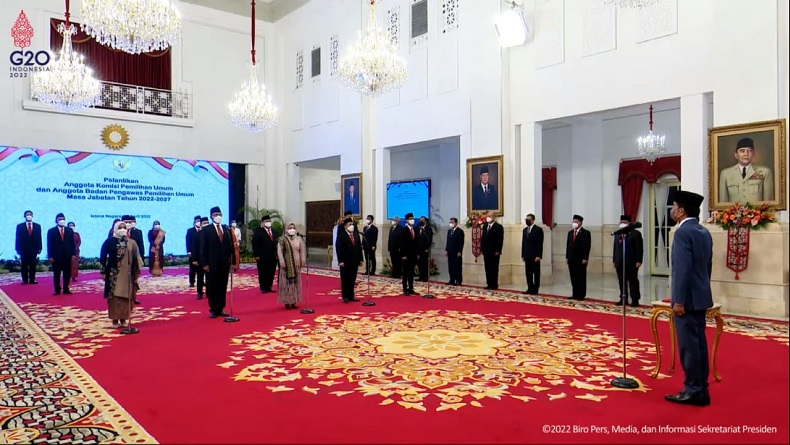 Jokowi Lantik Anggota KPU dan Bawaslu 2022-2027