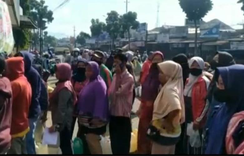 Kelangkaan Minyak Goreng Meluas ke Pedesaan, Emak-emak Tumpahkan Kekesalan