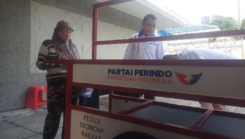 Dapat Gerobak Gratis, Penjual Sayur : Terima Kasih Banyak Partai Perindo