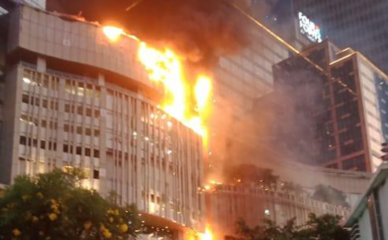 Tunjungan Plaza Surabaya Terbakar, Api Berkobar Tepat saat Buka Puasa