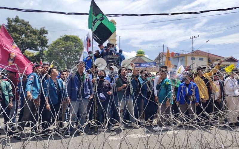 Ribuan Mahasiswa Lampung Unjuk Rasa di Depan Kantor Gubernur