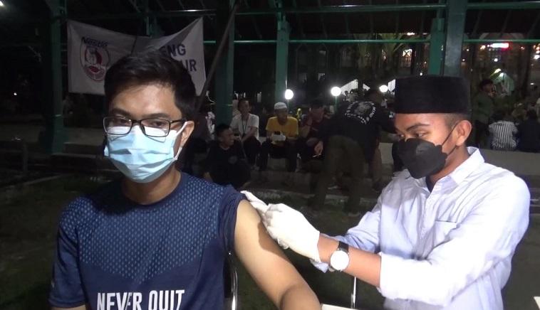 Demi Mudik, Perantau di Makassar Buru Vaksin Booster Usai Salat Tarawih