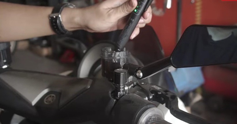 Cara Cek Kondisi Minyak Rem Motor, Mudah dan Cepat