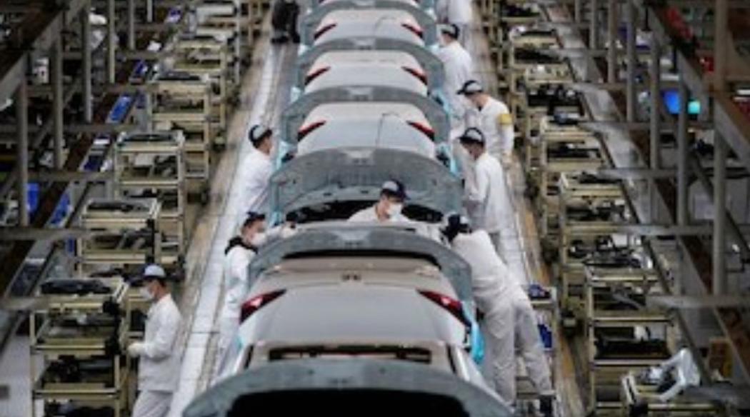 China Lockdown Super Ketat, Karyawan Pabrik Mobil Dikurung Tak Boleh Pulang ke Rumah 