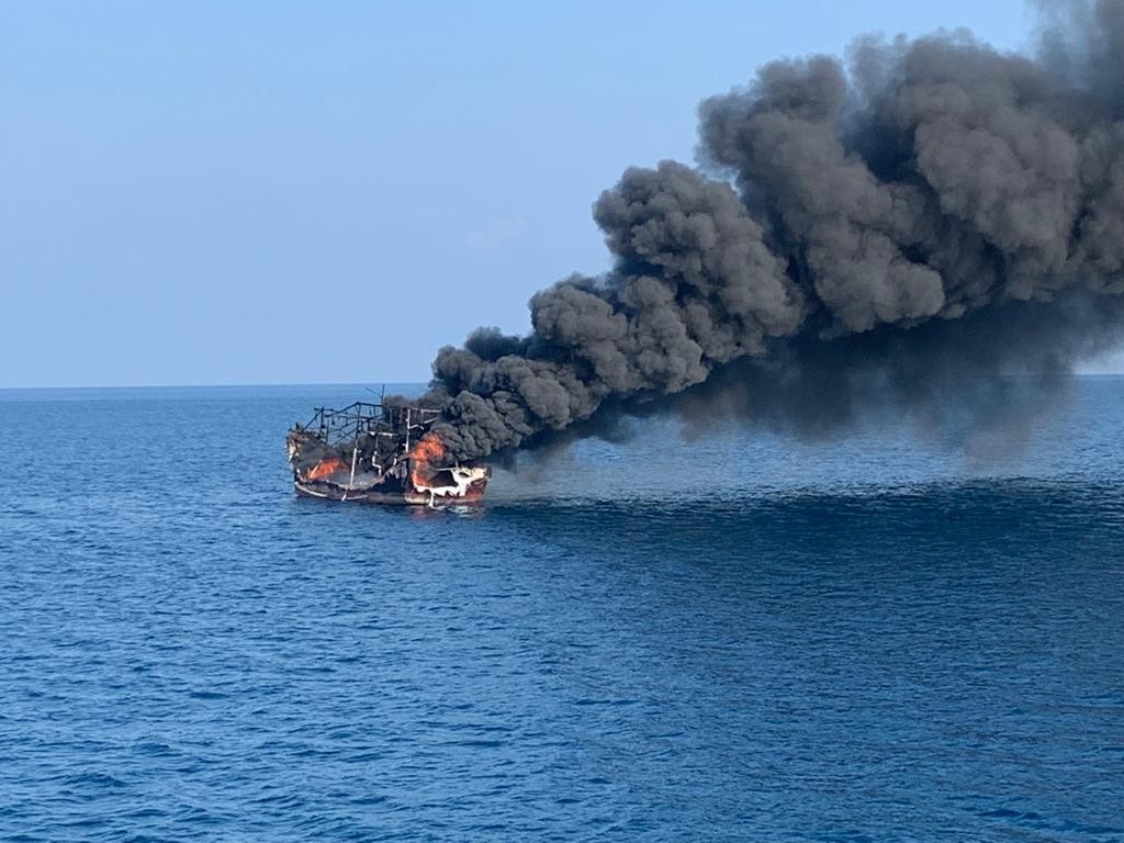 TNI AL Evakuasi 10 Awak Kapal Terbakar di Teluk Jakarta