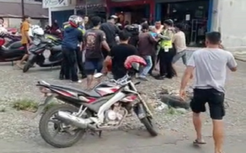 Viral Pemotor dan Polantas Adu Pukul Jelang Waktu Buka Puasa