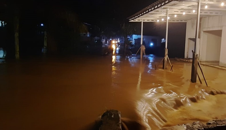  Banjir Terjang Permukiman di Darangdan Purwakarta, Kendaraan Terjebak 5 Jam