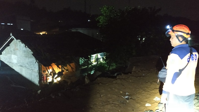 Fondasi Gudang Ambruk Timpa Rumah di Citamiang Sukabumi, 1 Keluarga Luka-Luka