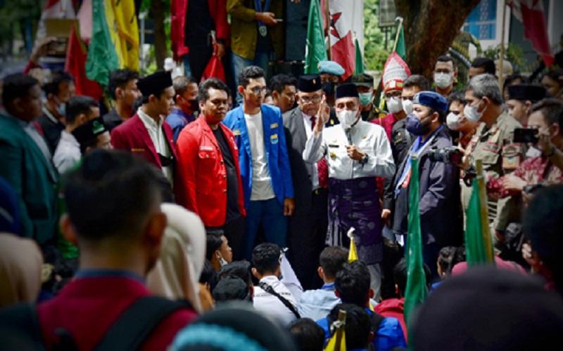 Temui Pedemo di Depan Gedung DPRD Sumut, Edy Rahmayadi Janji Kawal Pesan Aspirasi Mahasiswa