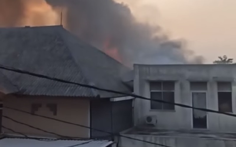 Rumah Usaha Konveksi di Cengkareng Terbakar, 13 Mobil Damkar Meluncur