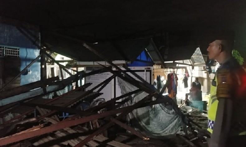 Puluhan Rumah di Kota Padang Rusak Diterjang Angin Puting Beliung