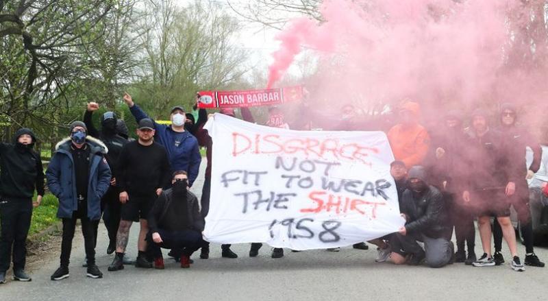 Ngeri! Fans Man United Demo di Markas Klub, Polisi Sampai Turun Tangan