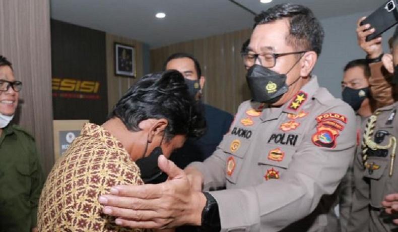 Kasus Korban Begal Jadi Tersangka Dihentikan, Amaq Sinta Cium Tangan Kapolda NTB