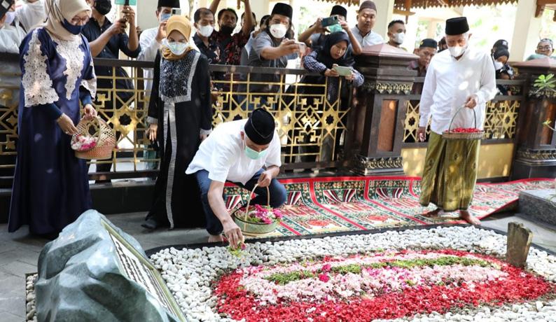 Didampingi Gus Muwafiq, Ganjar Ziarah di Makam Bung Karno dan Gus Dur