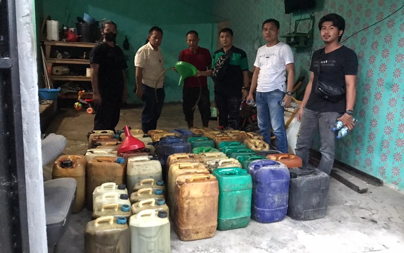 Polres Lahat Tangkap Pengecer Solar Ilegal dengan Barang Bukti 17 Jeriken 