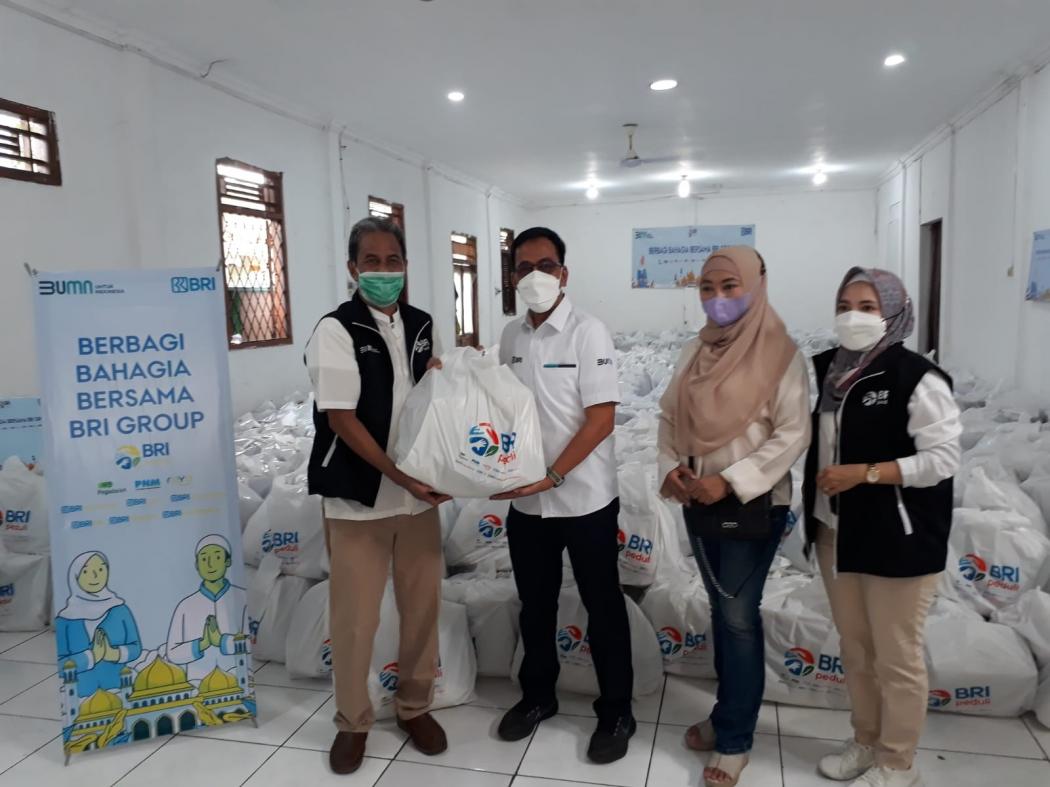 Semangat Berbagi di Bulan Suci, BRI Salurkan Bantuan 1.000 Paket Sembako di Makasar 